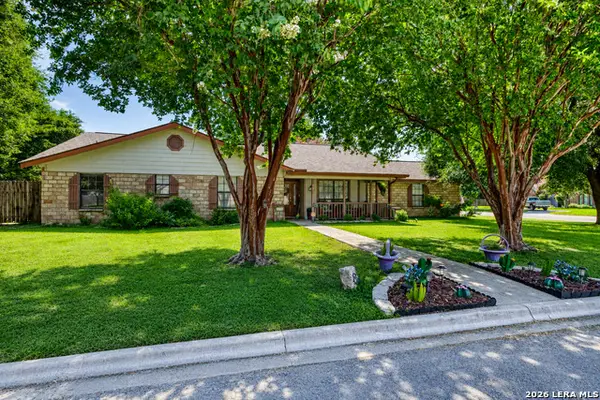 841 Sunnyvale Pl, Uvalde, TX 78801