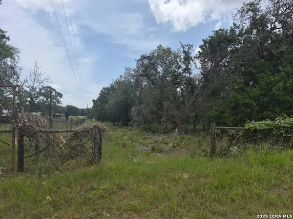 109 Longhorn Rd, Stockdale, TX 78160