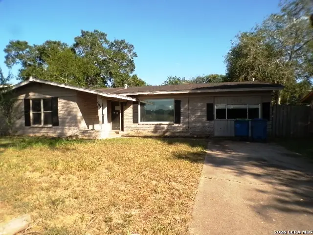 902 E Crockett St, Beeville, TX 78102 - #1