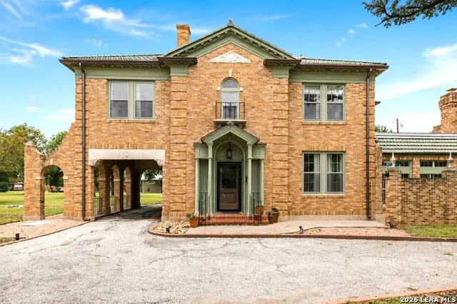 618 Main St, Kerrville, TX 78028 - #1