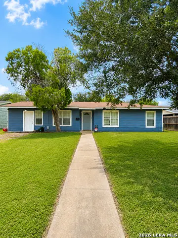 1015 E Randall, Beeville, TX 78102