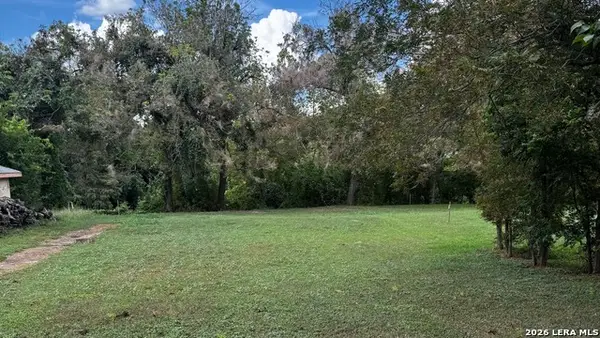 380 Guadalupe River Dr, Seguin, TX 78155
