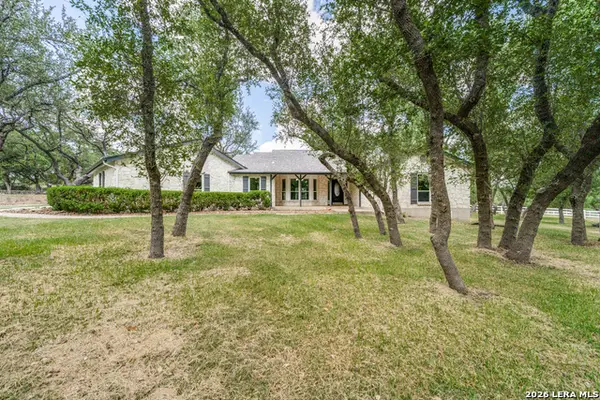 111 E Oak Estates Dr, San Antonio, TX 78260
