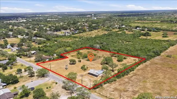 1507 Middle Rd, George West, TX 78022
