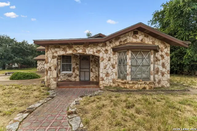 149 S Woodlawn St, Pearsall, TX 78061 - #1