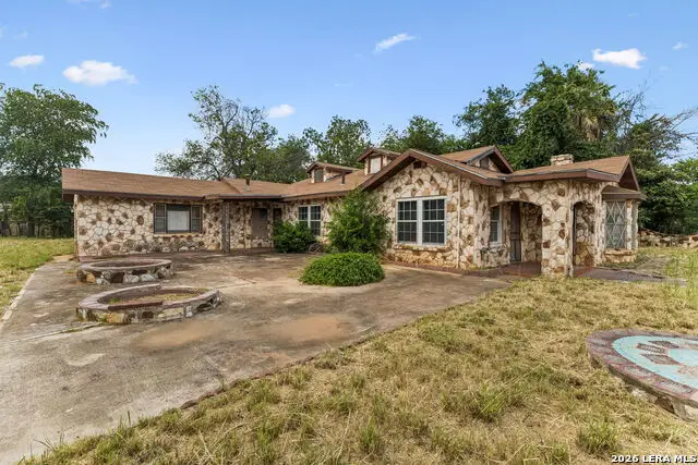 149 S Woodlawn St, Pearsall, TX 78061 - #2