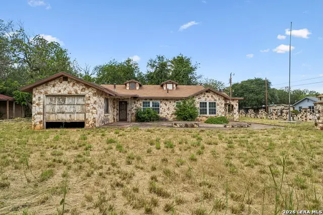 149 S Woodlawn St, Pearsall, TX 78061 - #3