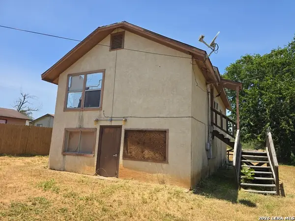 605 E, Floresville, TX 78114