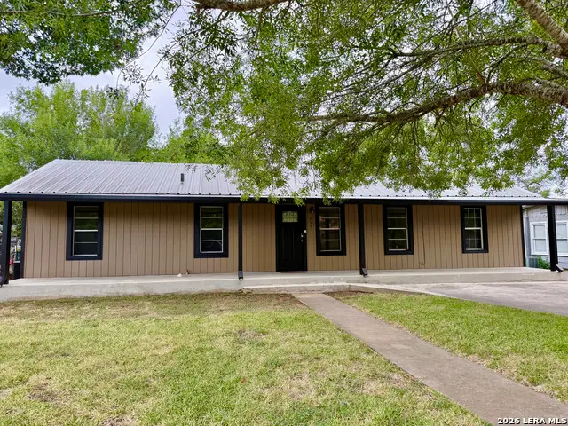 959 E Ireland St, Seguin, TX 78155 - #1