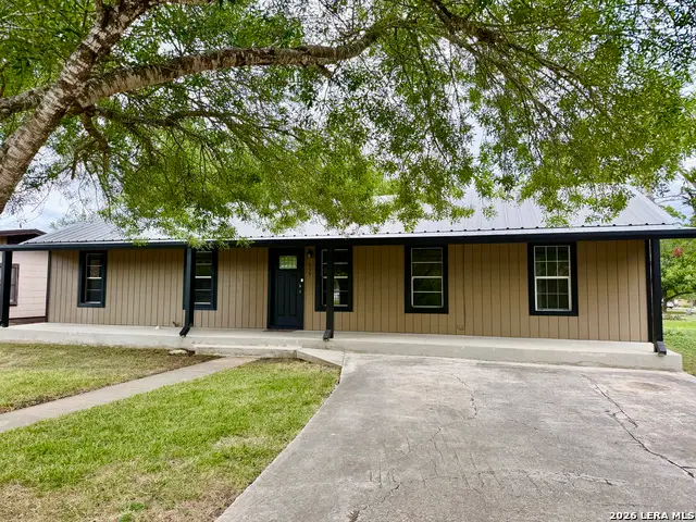 959 E Ireland St, Seguin, TX 78155 - #3
