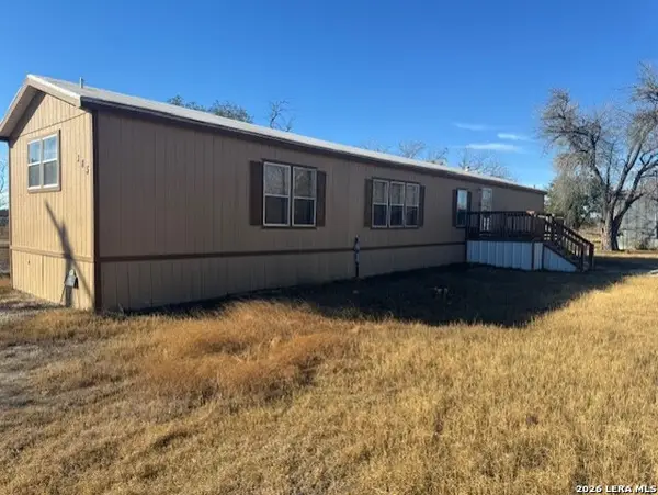 385 W County Road 5719, Devine, TX 78016
