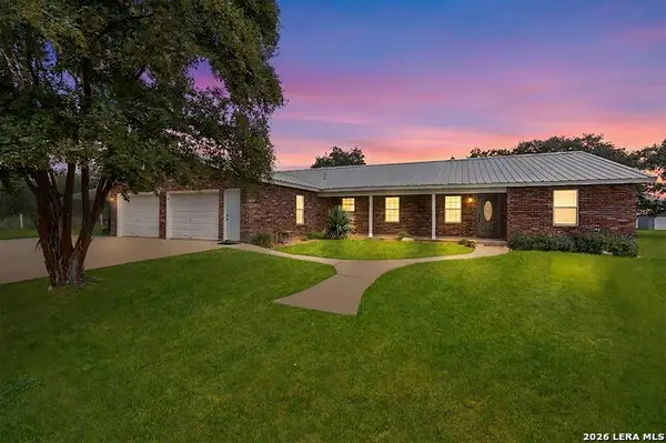 172 Meadow Lake Dr, Seguin, TX 78155
