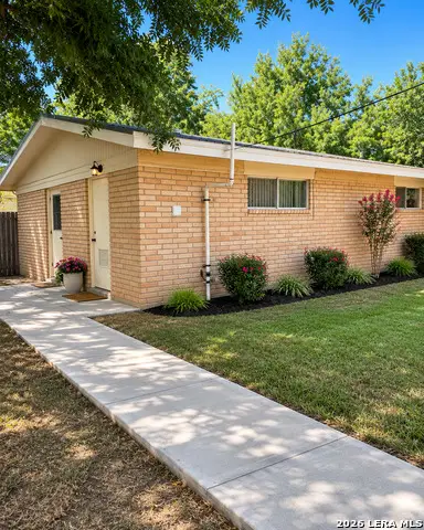 401 E Weinert St, Seguin, TX 78155 - #2