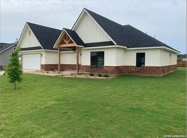 109 W Magnolia Cir, La Vernia, TX 78121