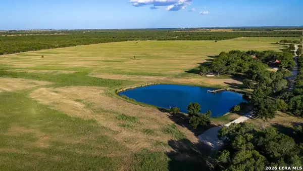 106 County Road 253, Poth, TX 78147
