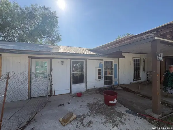 1320 Avenue B, Hondo, TX 78861