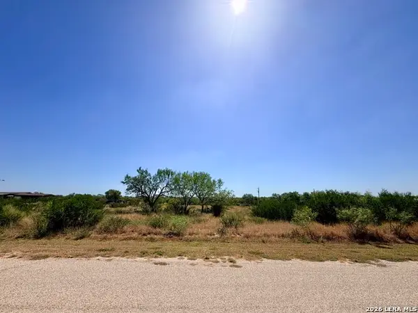 102 County Road 2665, Devine, TX 78016