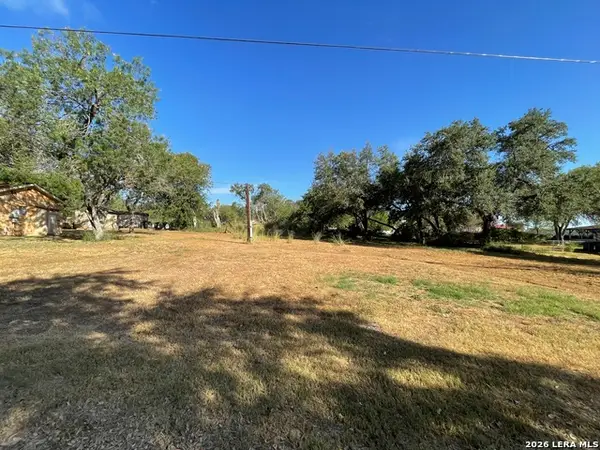 1511 E St, Floresville, TX 78114