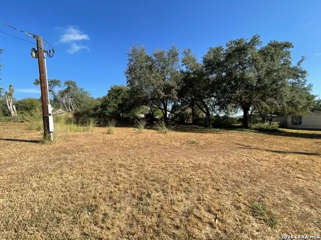 1511 E St, Floresville, TX 78114 - #2