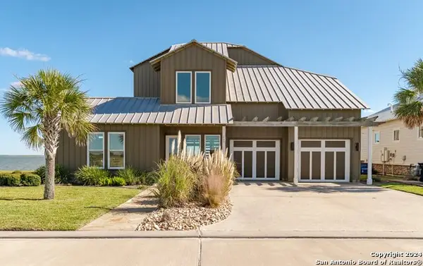 240 Reserve Ln, Rockport, TX 78382