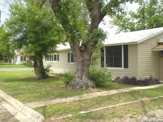 1501 Avenue J, Hondo, TX 78861 - #2