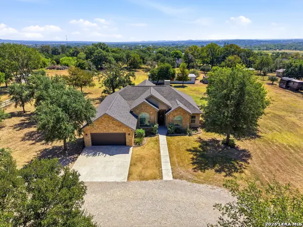 300 Verde Hills Dr, Center Point, TX 78010