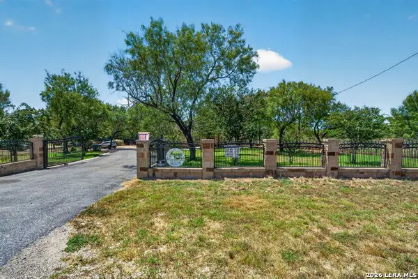 124 County Road 2662, Devine, TX 78016