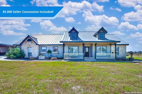 247 S Palo Alto Dr, Floresville, TX 78114