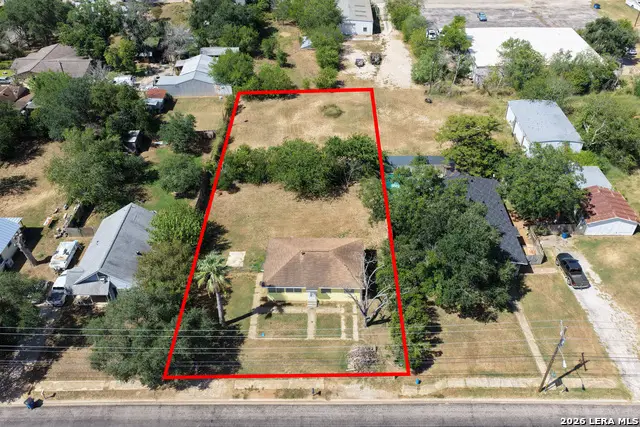 925 4th St, Floresville, TX 78114 - #1