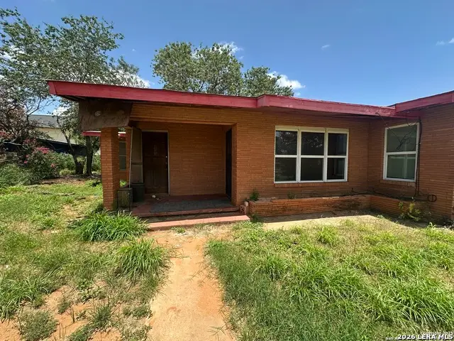 411 S Trevino St, Pearsall, TX 78061 - #2