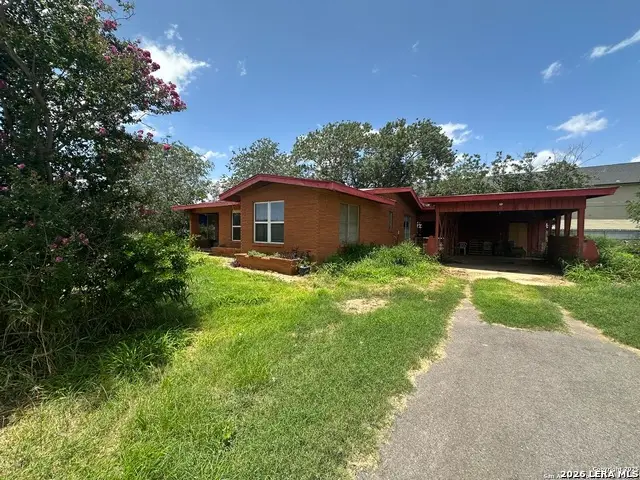 411 S Trevino St, Pearsall, TX 78061 - #3