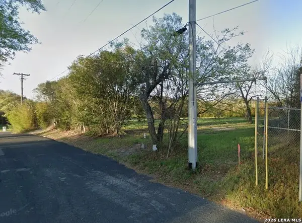 216 S Cherry St, Seguin, TX 78155