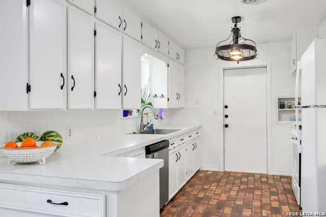 827 W Merriweather St, New Braunfels, TX 78130 - #3