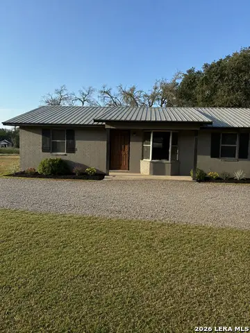 1012 E San Marcos St, Pearsall, TX 78061 - #1