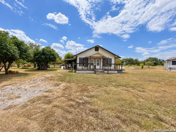 3050 Commerce St, Campbellton, TX 78008