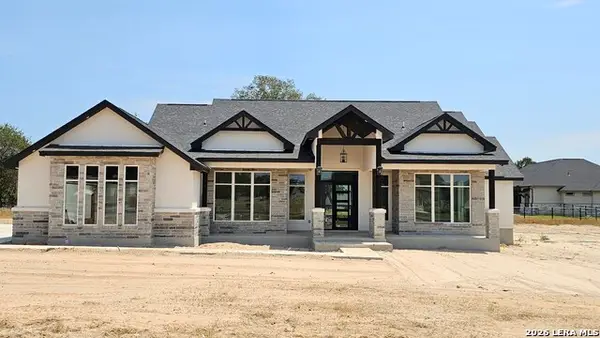 100 Pioneer Trl, Adkins, TX 78101