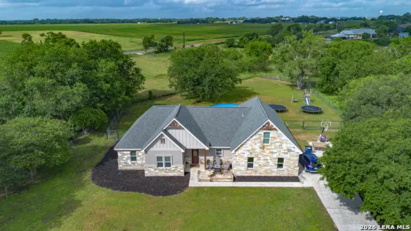 140 Oak Springs Dr, Seguin, TX 78155