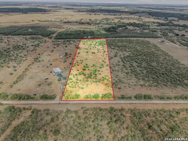 877 County Road 106, Floresville, TX 78114