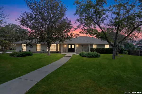 360 Bear Ridge Dr, La Vernia, TX 78121