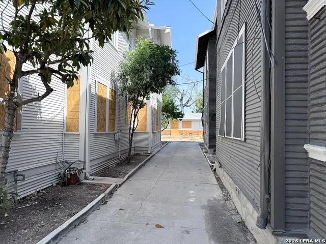 305 W Poplar St, San Antonio, TX 78212 - #3