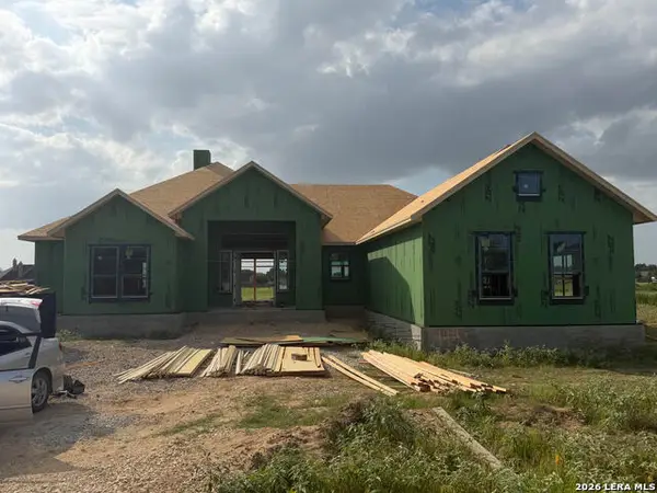144 Pradera Ridge Drive, Floresville, TX 78114
