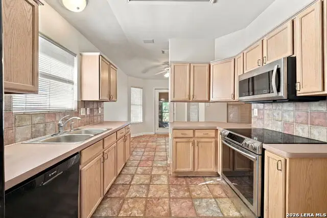 6334 Parkland Oaks Dr, San Antonio, TX 78240 - #2
