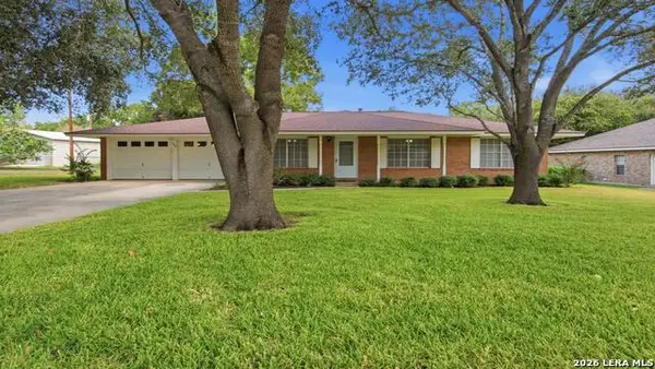 1702 Chestnut St, Floresville, TX 78114