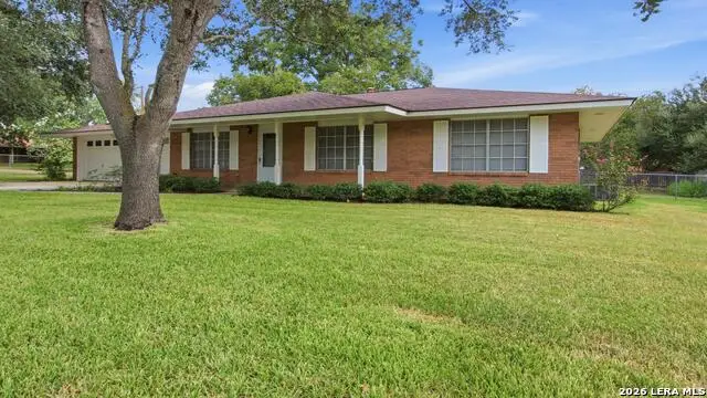 1702 Chestnut St, Floresville, TX 78114 - #2