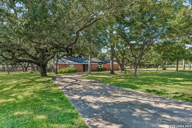1205 Yellowstone St, Pleasanton, TX 78064 - #2