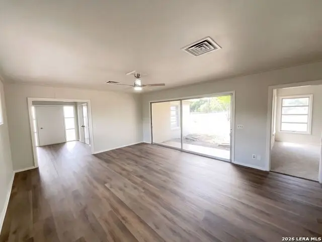 1205 G St, Floresville, TX 78114 - #3