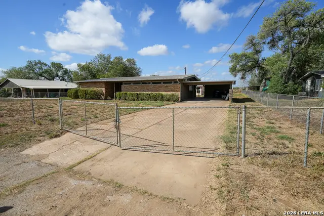 664 S Edwards Ave, Charlotte, TX 78011 - #2