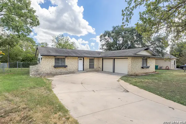 106 Woodview Dr, Live Oak, TX 78233
