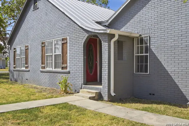 1208 10th St, Hondo, TX 78861 - #1