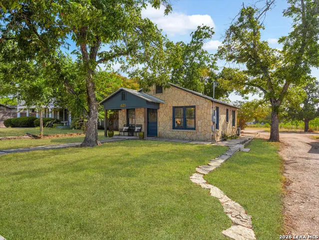 621 S Washington St, Fredericksburg, TX 78624 - #2